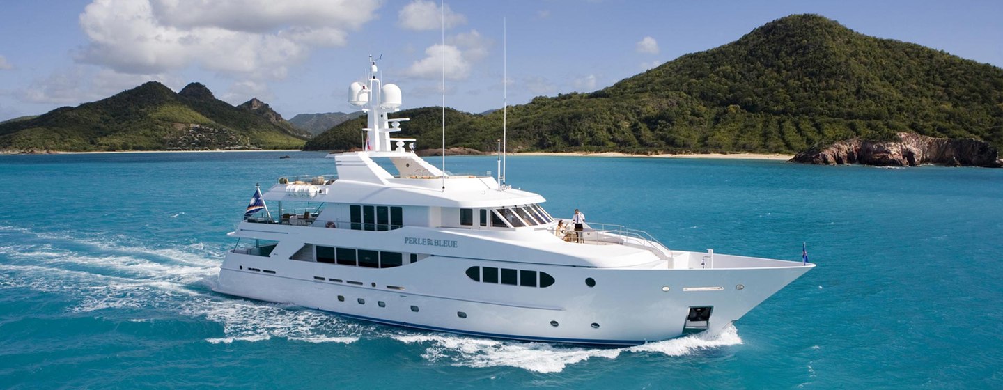 Superyacht Perle Bleue under way 