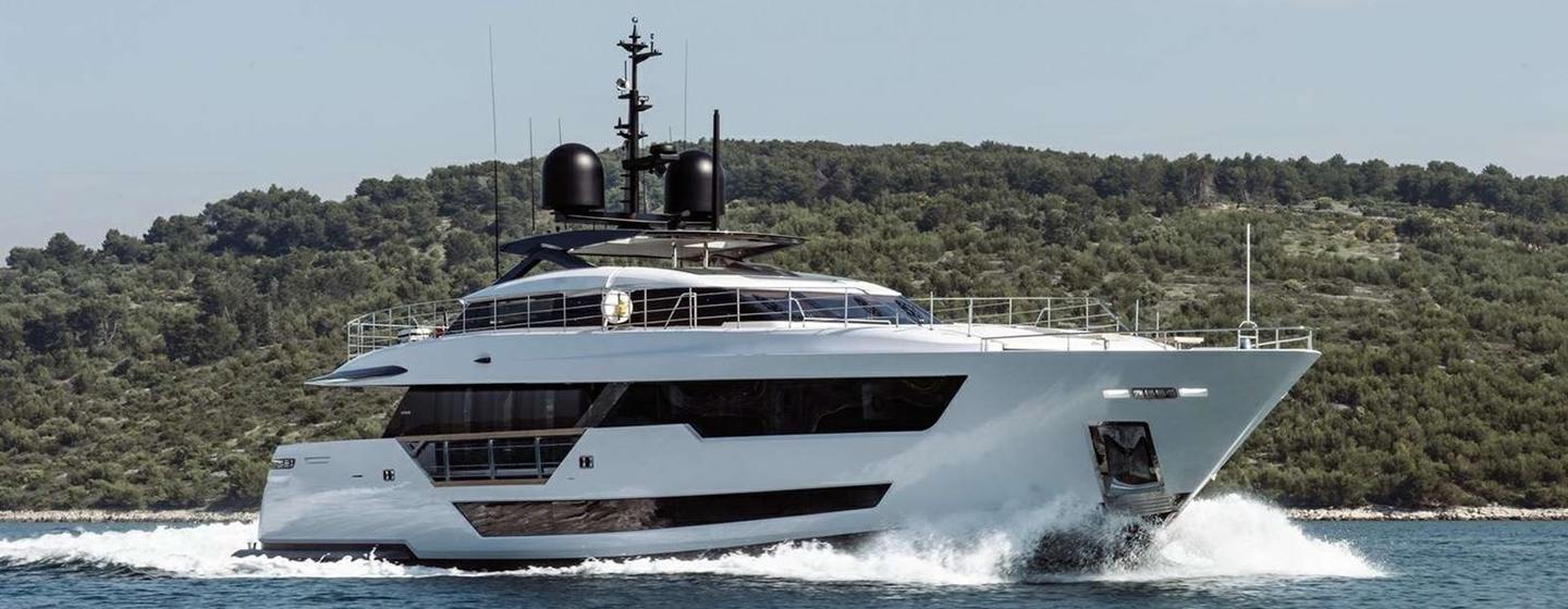 Superyacht Erolia under way