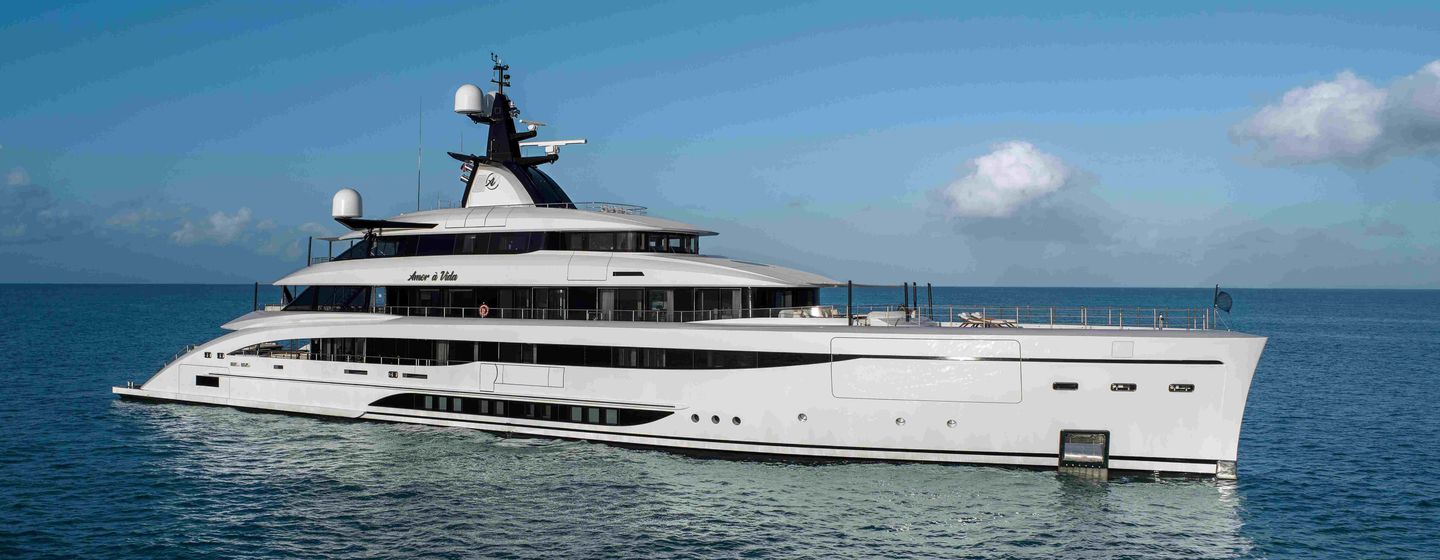Superyacht Amor à Vida at anchor 