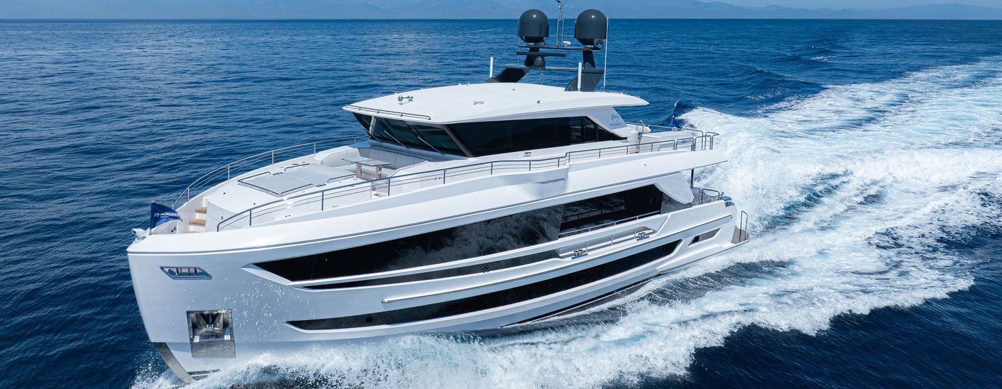 Horizon FD80 Hull 15 motor yacht under way 
