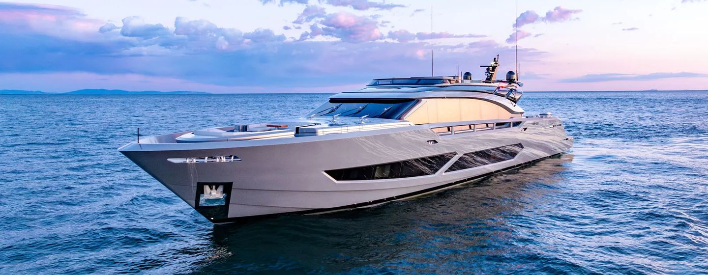 Motor yacht Effe under way 