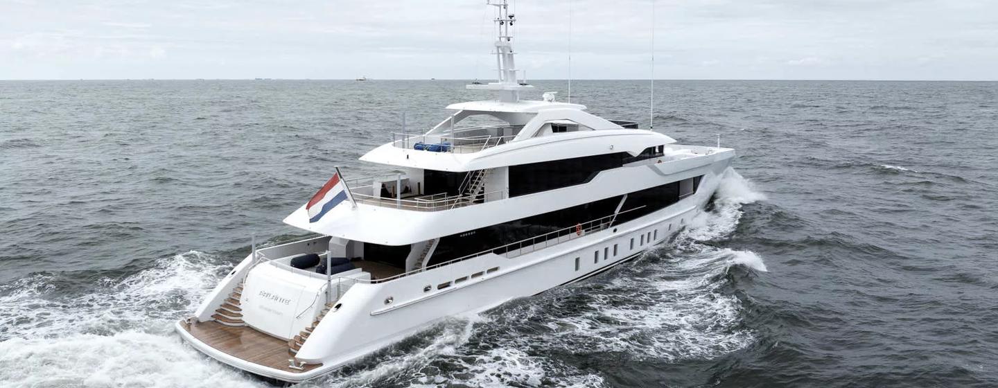 Superyacht Pa'lante under way 