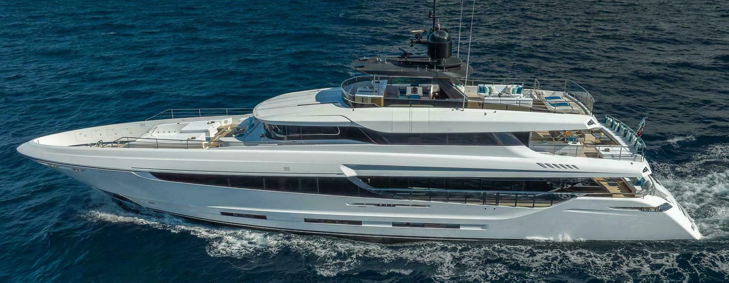 Superyacht Neverlands under way 
