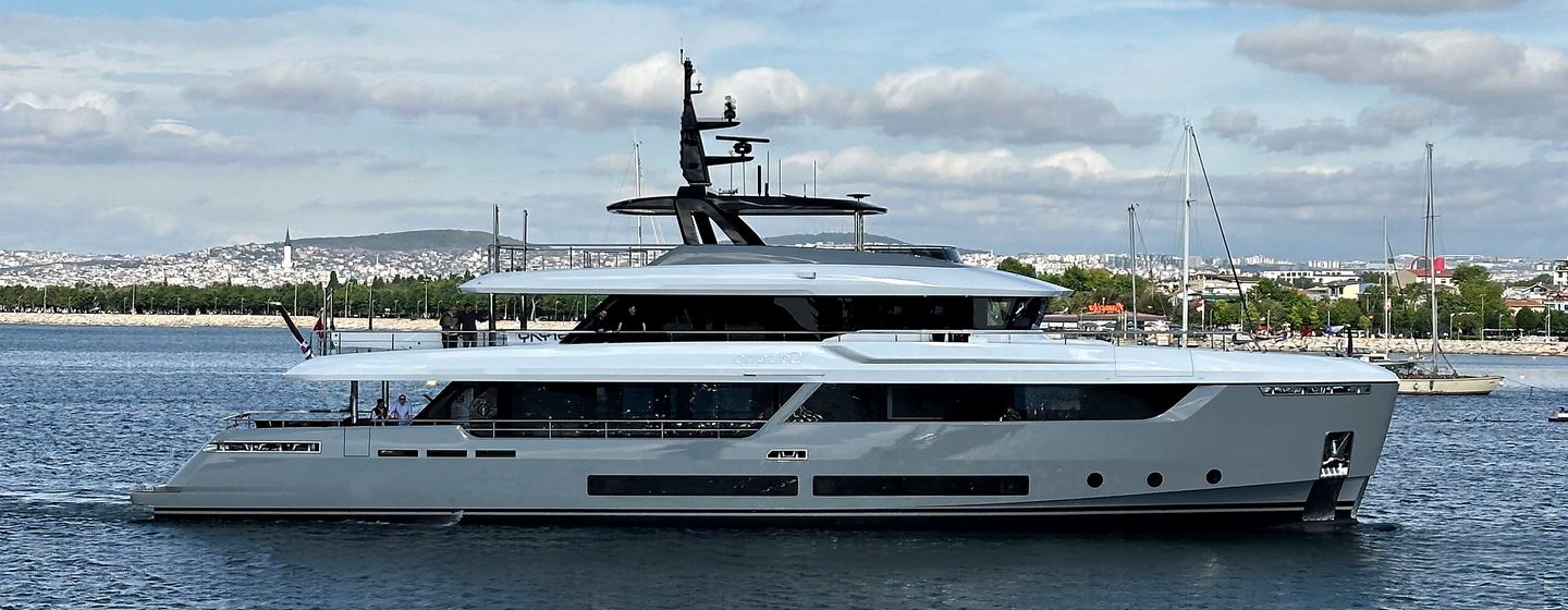 Mengi Yay superyacht Cabana at anchor side view 