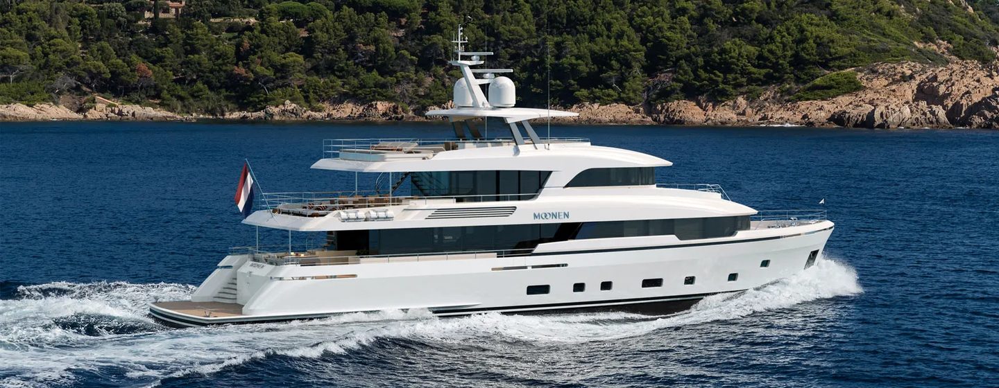 Martinique 07 motor yacht under way 