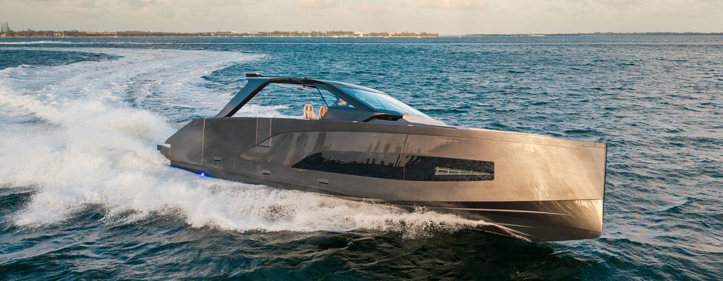 Manari 52 underway at speed
