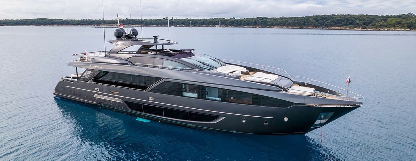 Superyacht Onyx at anchor