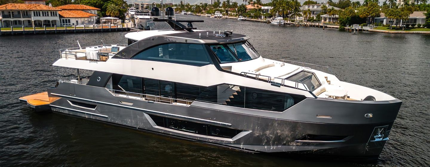 Ocean Alexander 28E motor yacht at anchor 