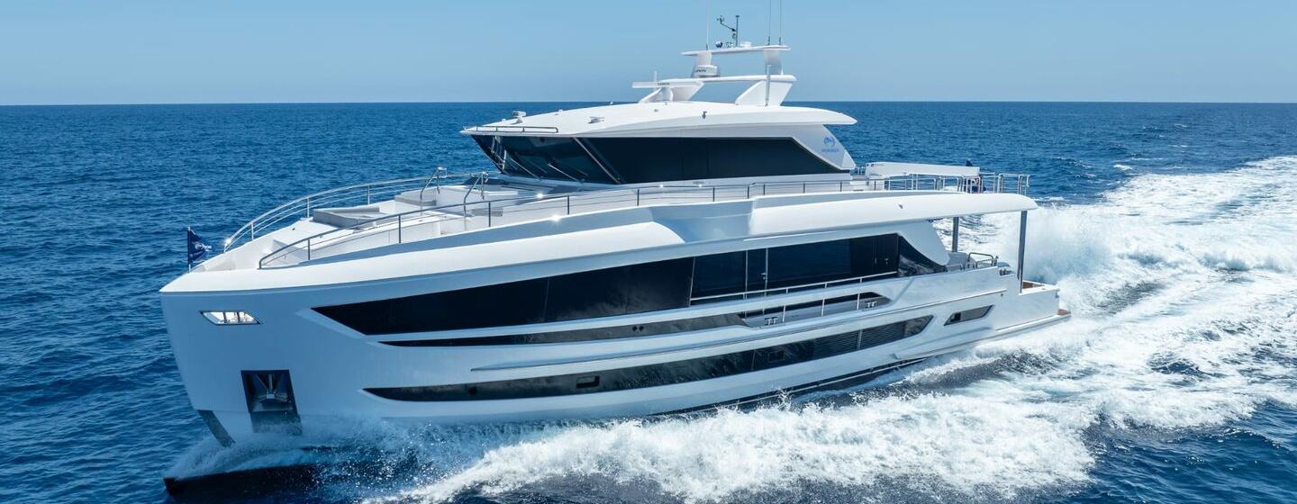 Motor yacht Ikigai under way
