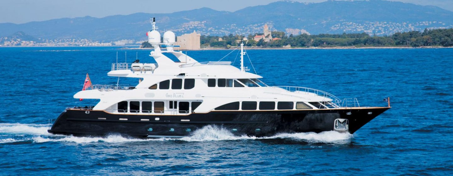 Superyacht Sea BlueZ under way 
