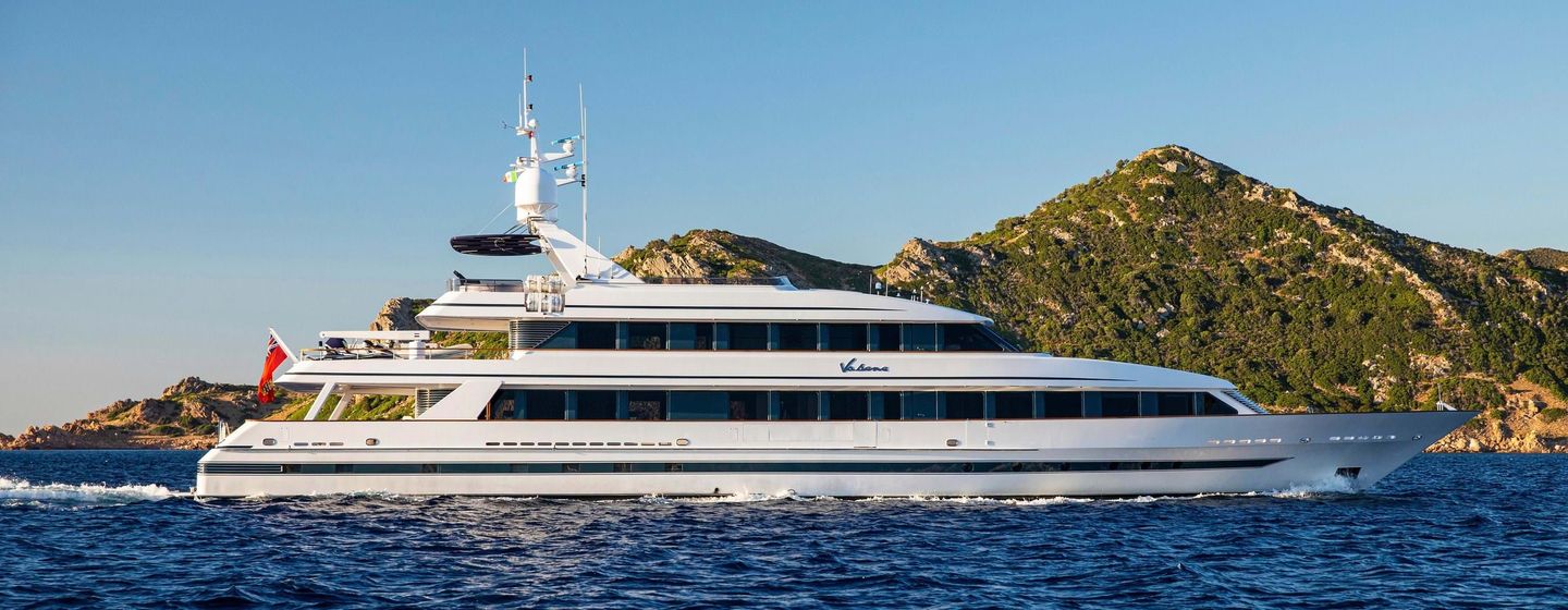 Superyacht Va Bene under way 