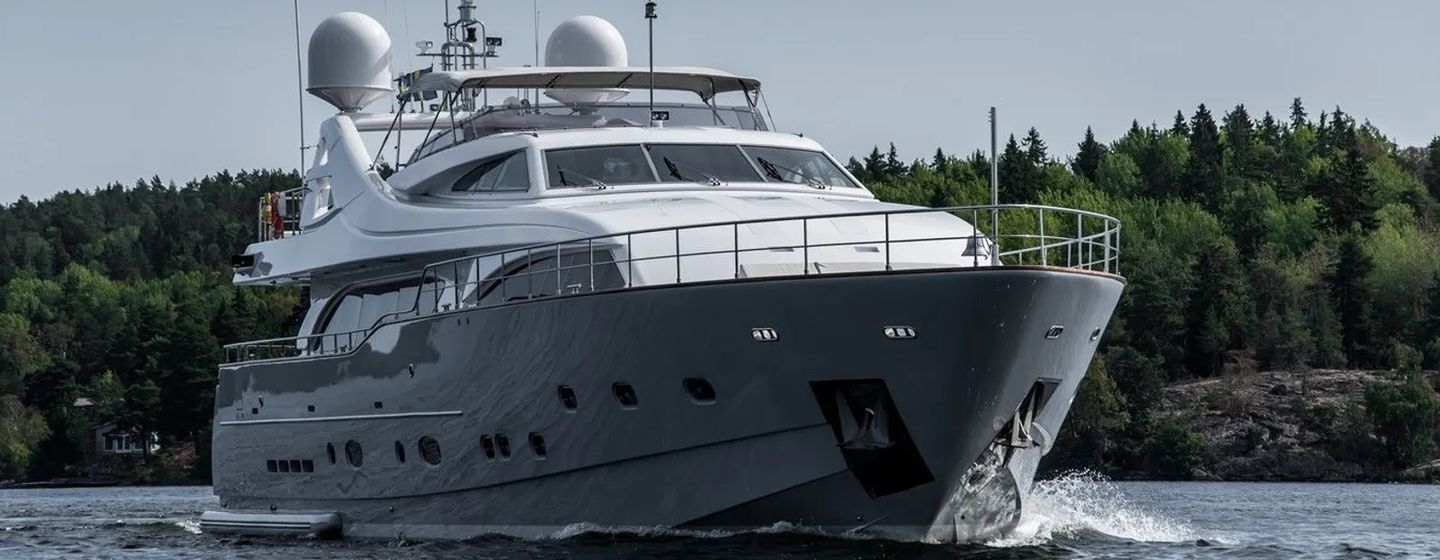 Superyacht Queen of Sheba under way 