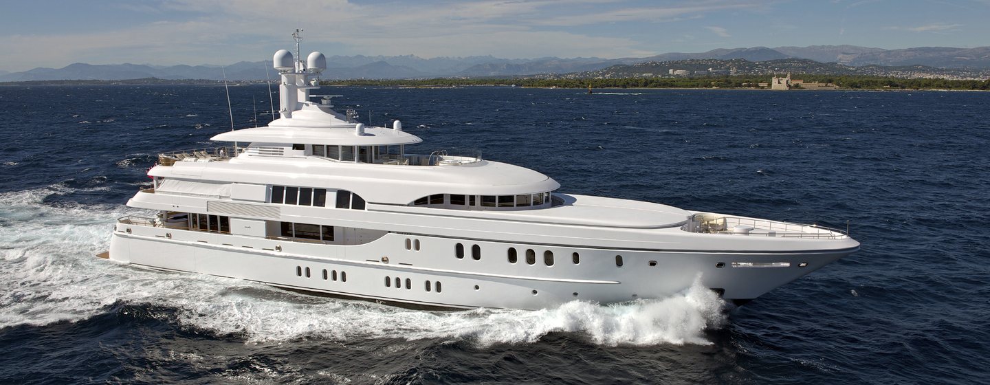 Superyacht Bella Vita under way 