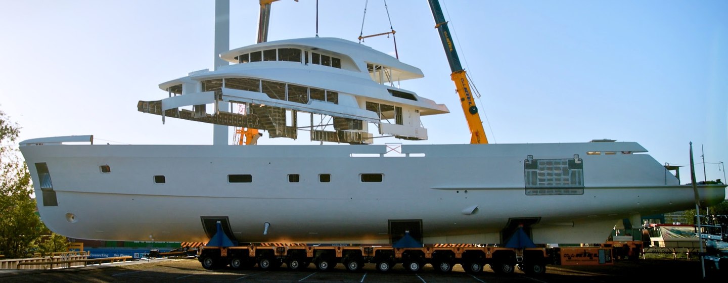 Tenth 37m Moonen 122 Martinique superstructure and hull joining