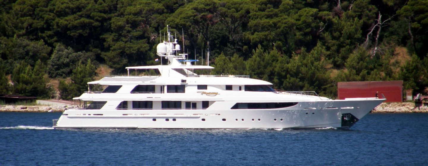 Motor yacht Gigi on water 