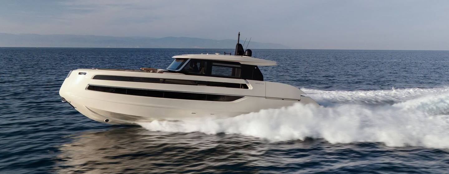 Invictus Yachts' ST550 motor yacht under way 