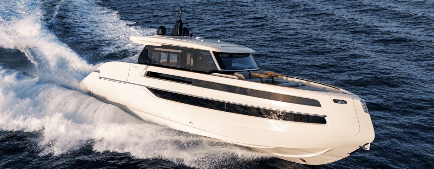 Invictus ST550 motor yacht underway at speed
