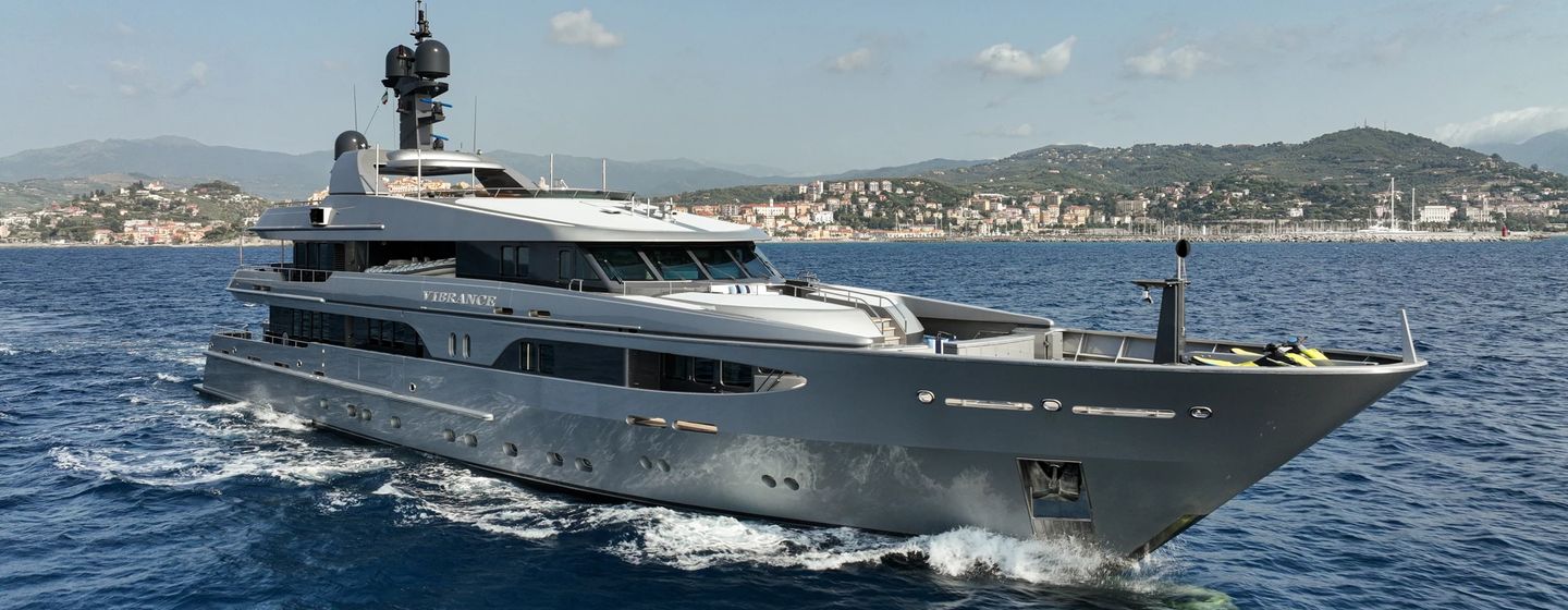 Superyacht Vibrance under way 