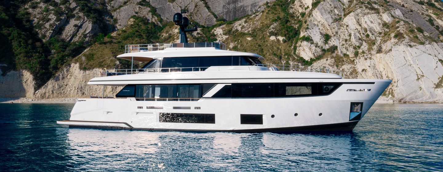 Motor yacht Numero Dix at anchor