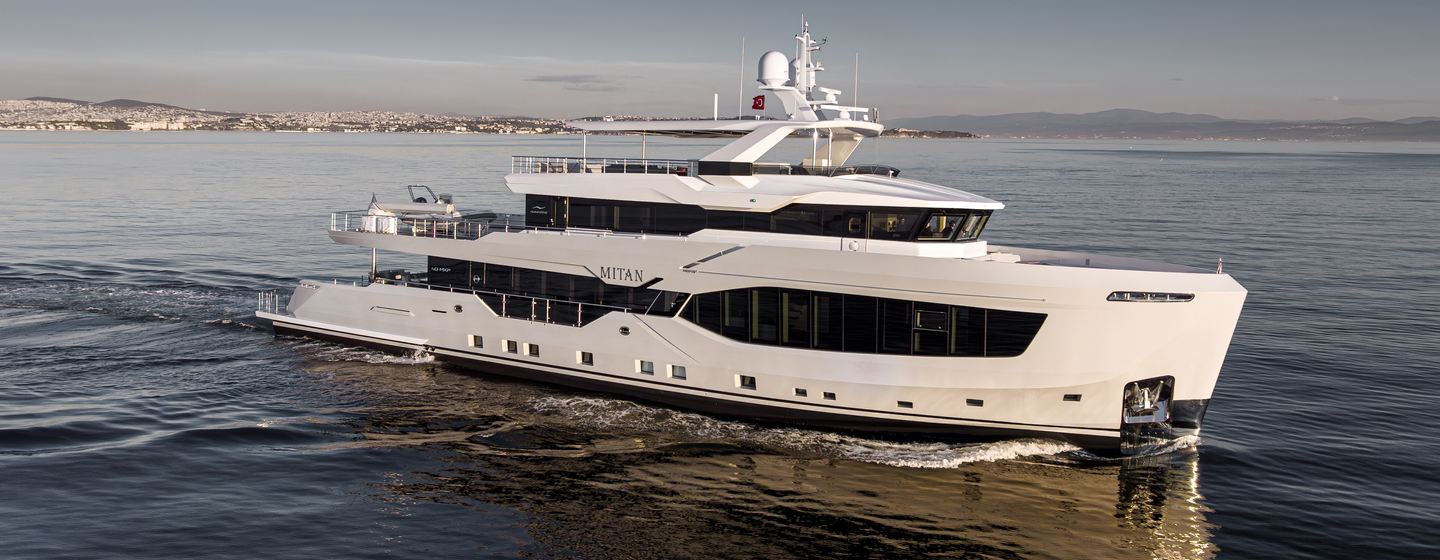 Explorer yacht Mitan under way 