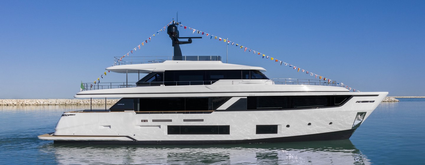 Custom Line Navetta 30 on water