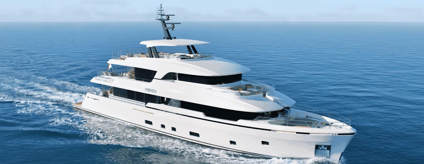 Moonen motor yacht YN208 underway at speed 