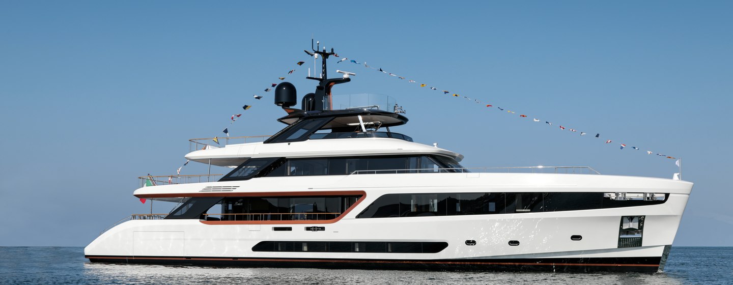 Benetti Motopanfilo 37M on the water