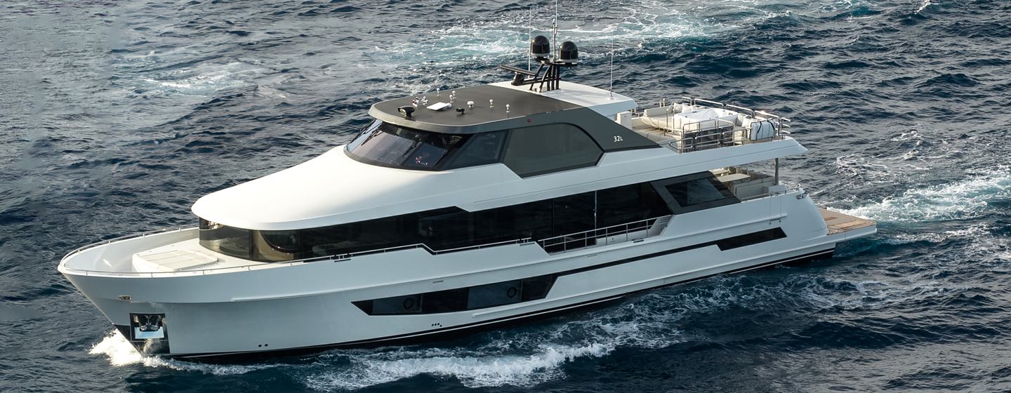 Ocean Alexander 32L motor yacht under way 