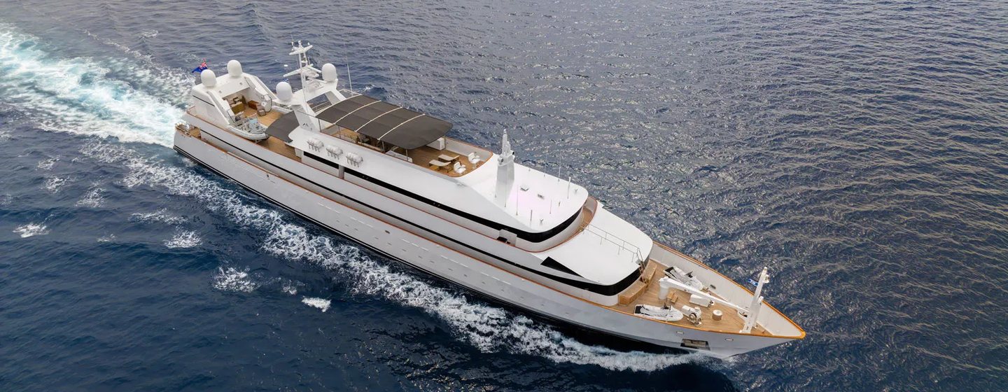 Superyacht Adamas V under way
