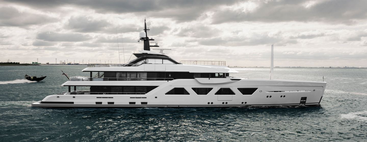 Superyacht QU2 under way 