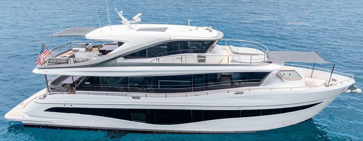 Motor Yacht Cosa Bella at anchor 