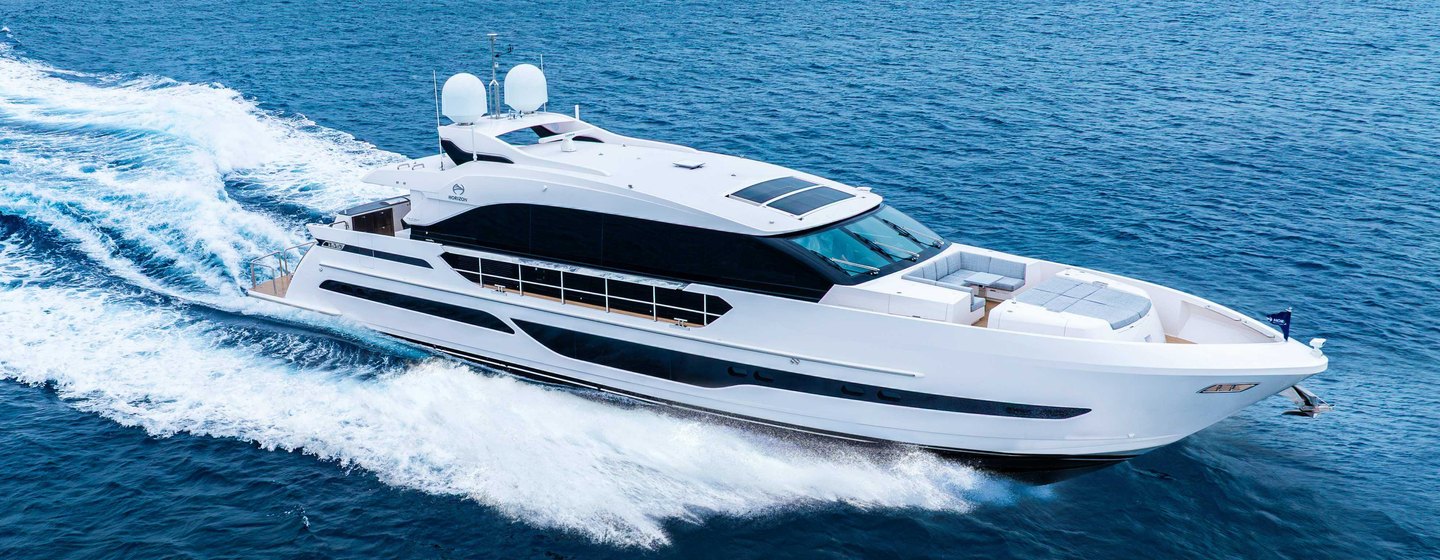 Horizon ES88 motor yacht KEΦI under way 