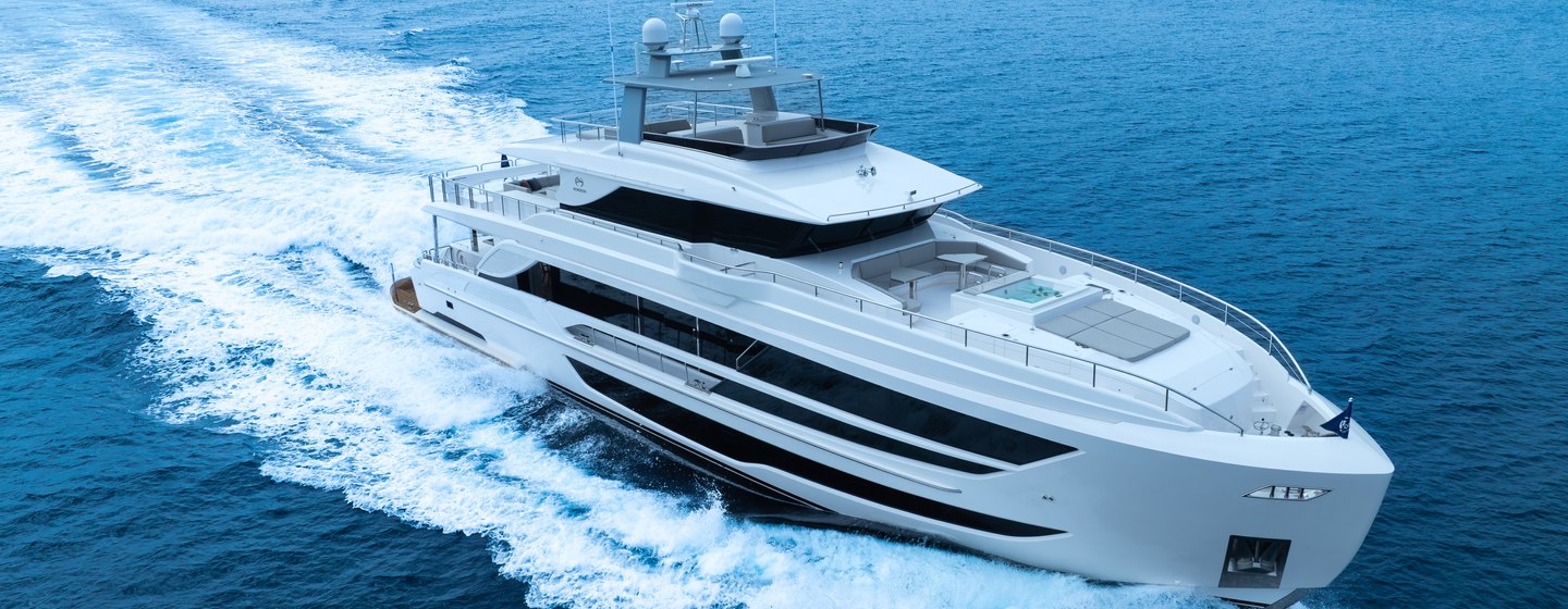Seventh Horizon FD110 motor yacht under way 