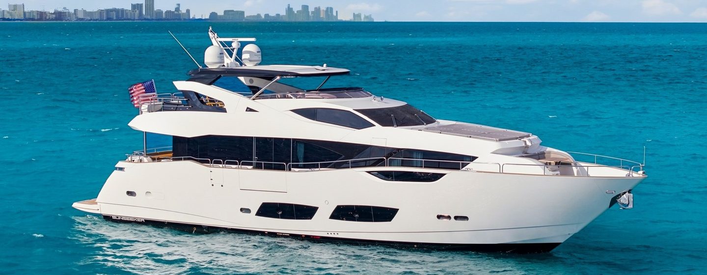 Sunseeker 95 yacht Pure Vida at anchor 