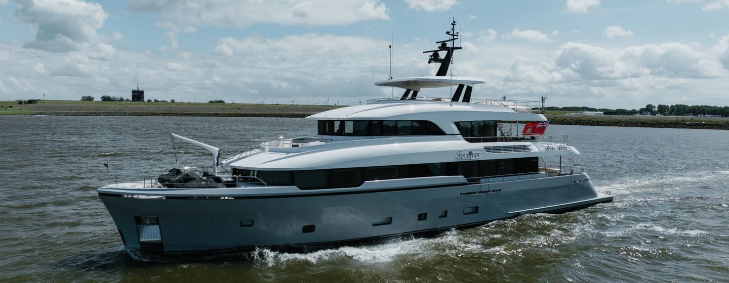 Moonen superyacht Lollipop underway side view 