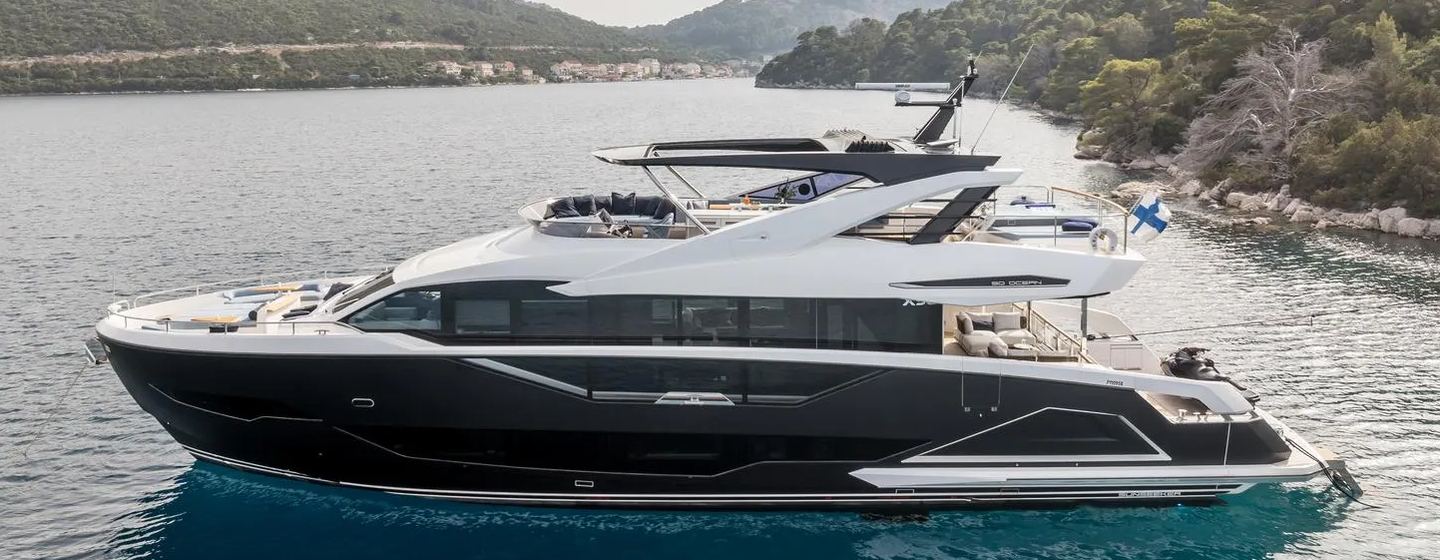 Sunseeker motor yacht Exit at anchor side view 