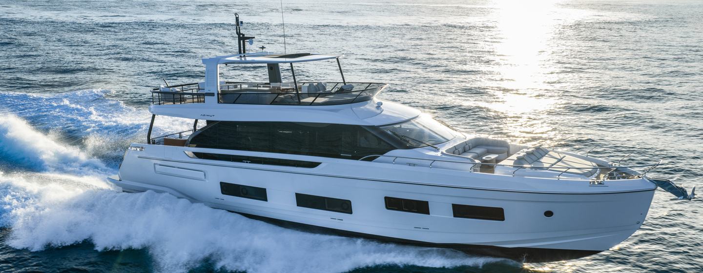 Azimut Fly 82 motor yacht under way 