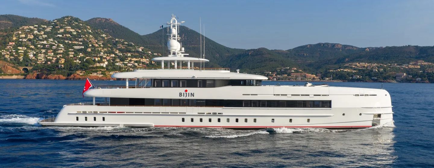 Superyacht Bijin under way 
