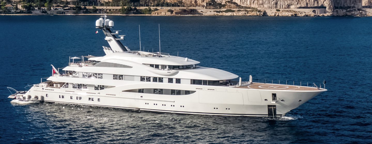Superyacht Gigia at anchor