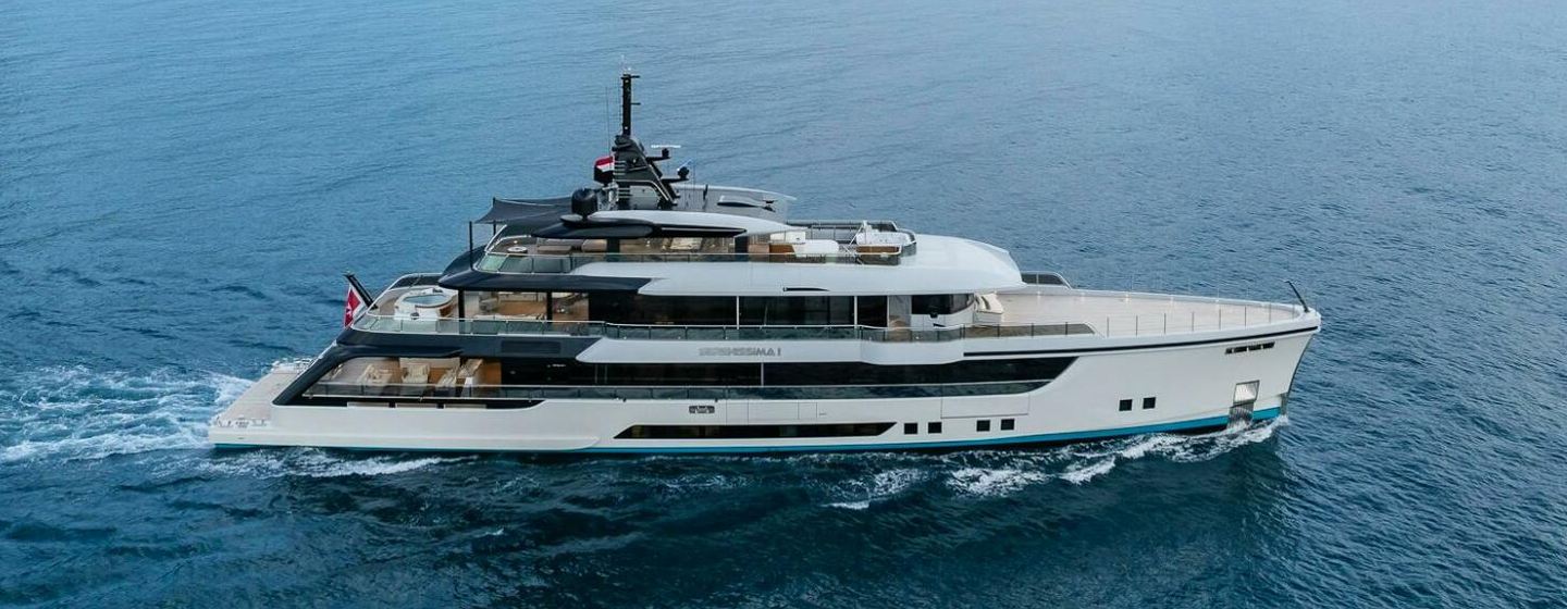 Superyacht Serenissima I under way 