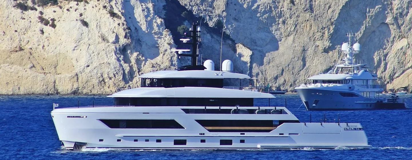 Sanlorenzo motor yacht Tolemai underway side view