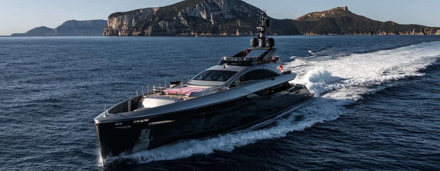 Superyacht Flying Dagger III under way 