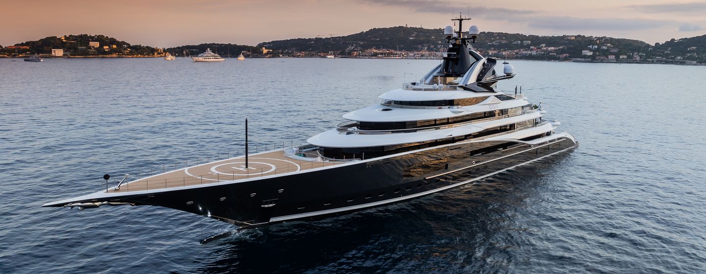 Superyacht Kismet  under way 