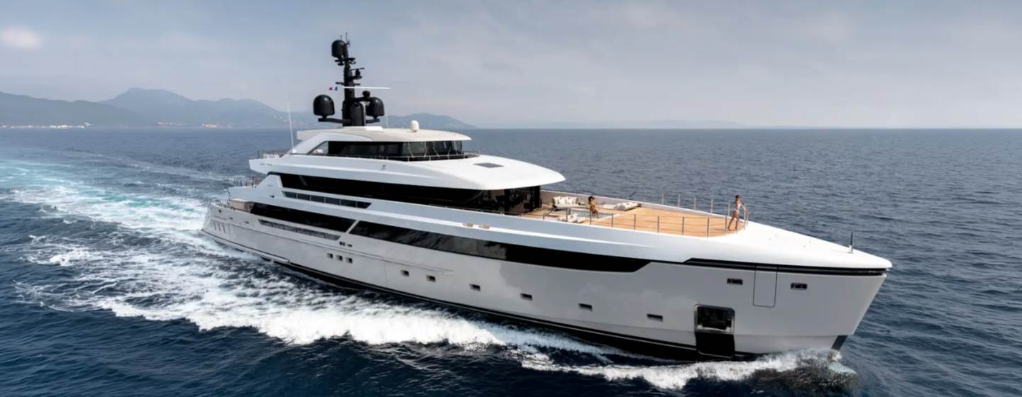 Sanlorenzo superyacht Lemon Tree underway side view 