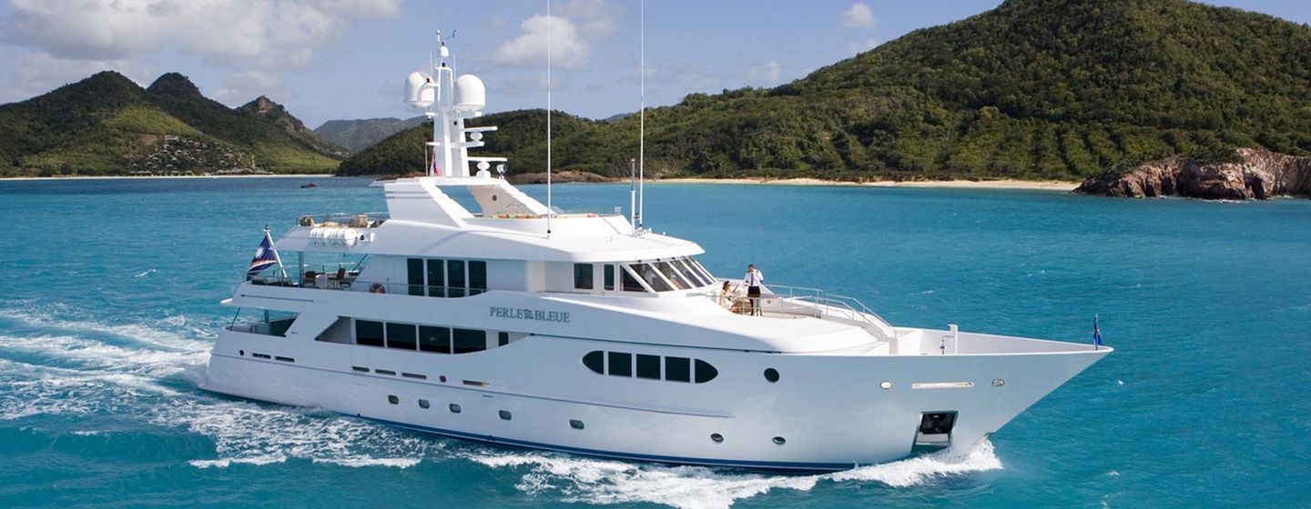 Superyacht Perle Bleue under way 