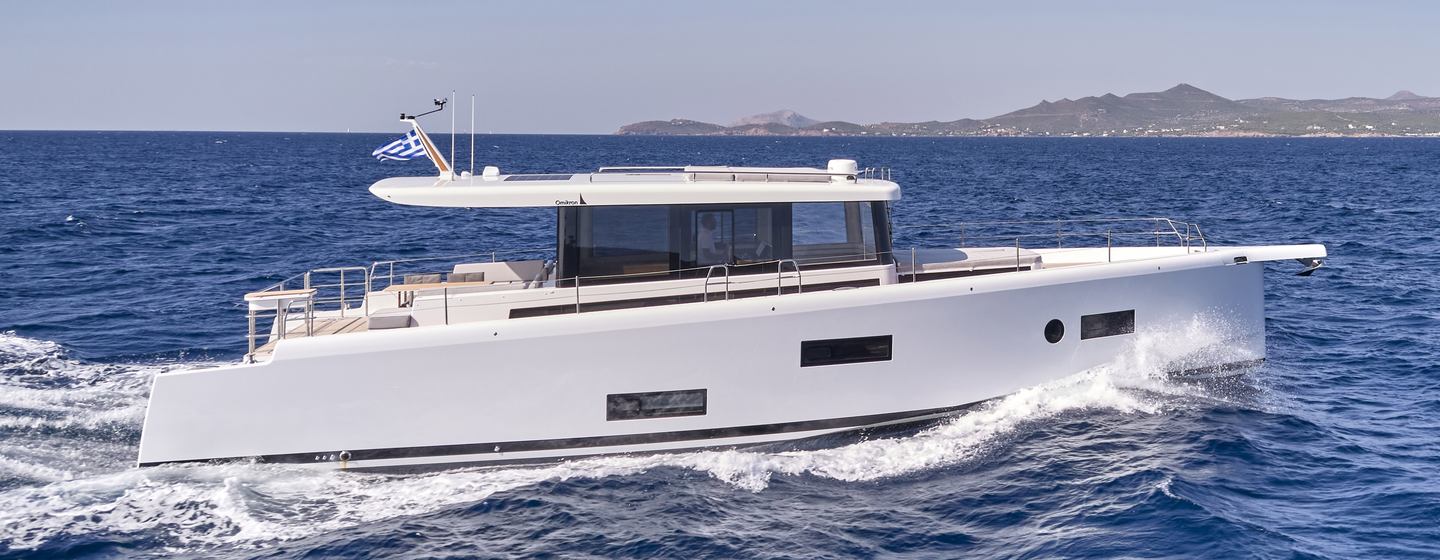 Omikron OT-60 motor yacht under way 
