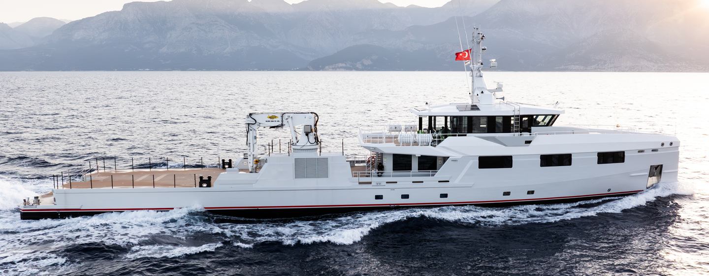Supper yacht Vanguard under way 