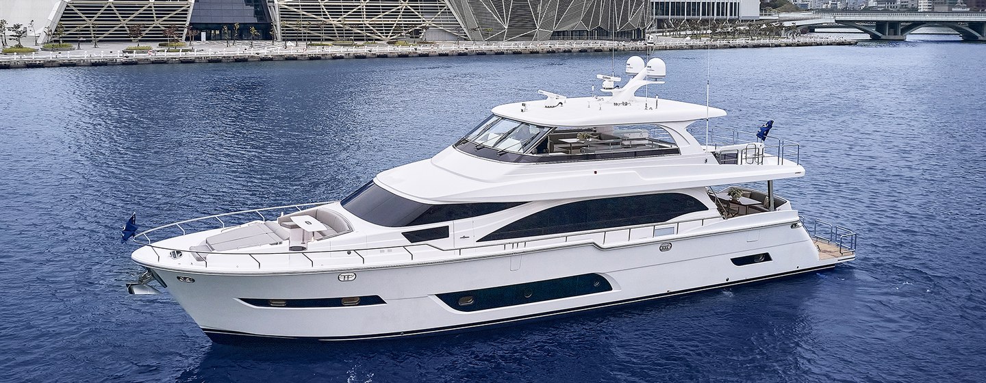 Horizon E81 yacht on water