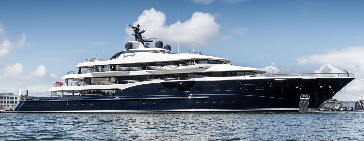 Superyacht Here Comes The Sun underway
