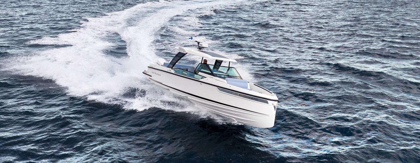 Saxdor 320 GTO boat under way 